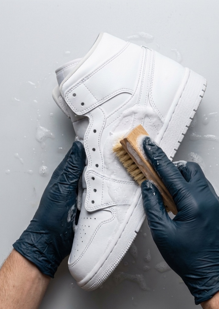 Lavado y cepillado de zapatillas blancas